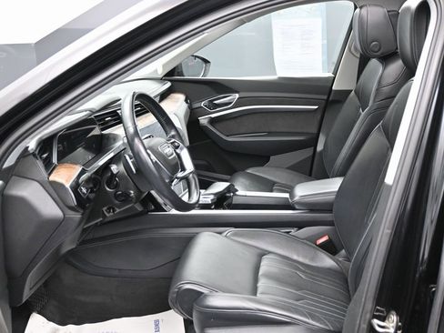 Used 2019 Audi e-tron Prestige w/ Prestige Package image 17