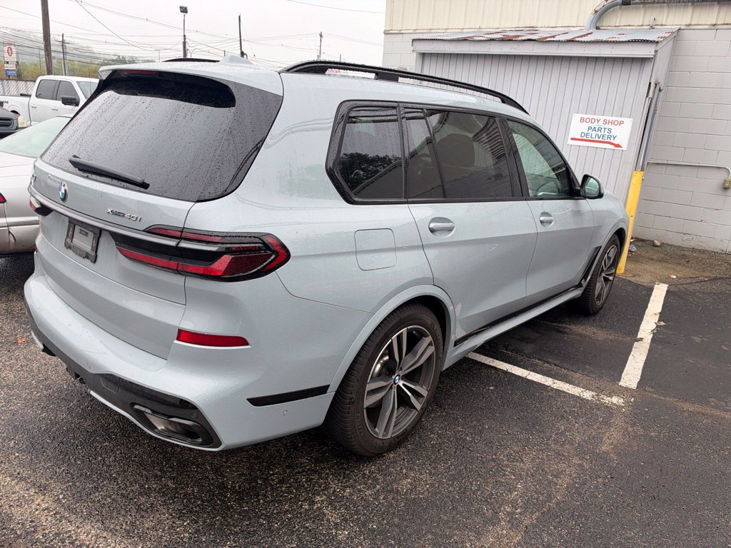Used 2025 BMW X7 xDrive40i w/ M Sport Package AWD/4WD image 3