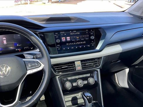 Used 2024 Volkswagen Taos SE image 7