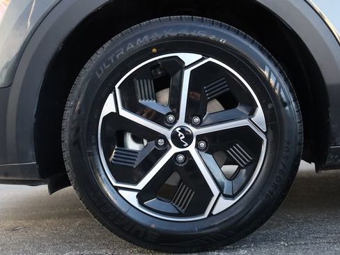 Used 2023 Kia Niro EX image 9