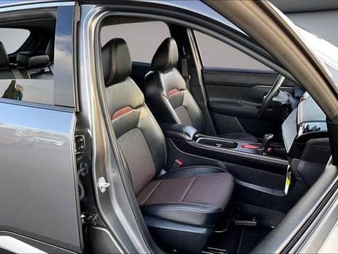 Certified 2025 Nissan Kicks SR image 27