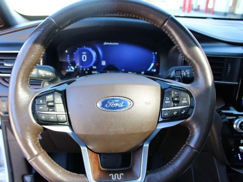 Used 2021 Ford Explorer King Ranch w/ Premium Technology Package image 18