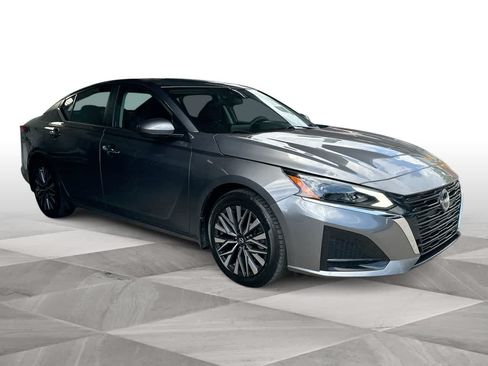 Used 2023 Nissan Altima 2.5 SV FWD image 2