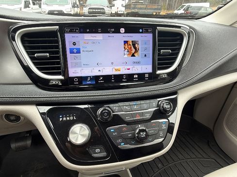 Used 2021 Chrysler Pacifica Touring-L w/ Uconnect Theater Family Group image 32