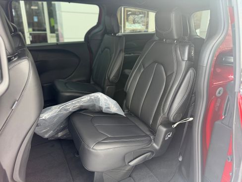 New 2026 Chrysler Pacifica Select image 12