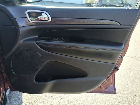 Used 2018 Jeep Grand Cherokee Laredo RWD image 33