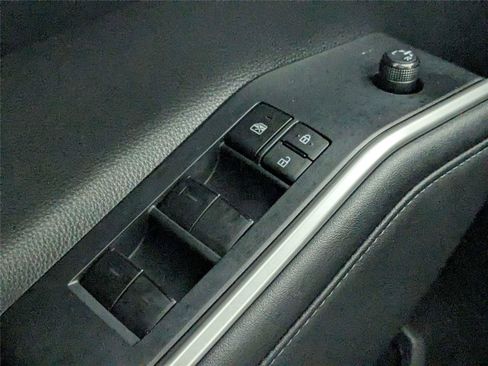 Used 2023 Toyota Highlander XLE FWD image 17