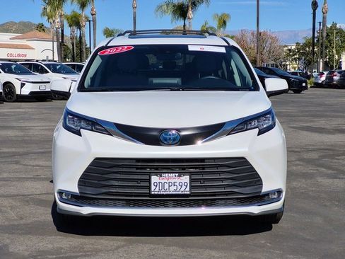 Used 2022 Toyota Sienna XLE image 2