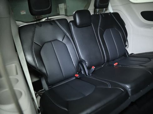 Used 2023 Chrysler Pacifica Touring-L FWD image 31
