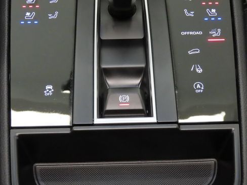 Certified 2026 Porsche Macan AWD/4WD image 28