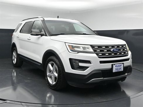 Used 2016 Ford Explorer XLT AWD/4WD image 3