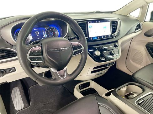 Used 2024 Chrysler Pacifica Touring-L image 23