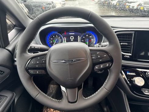 New 2026 Chrysler Pacifica Limited w/ S Appearance Package image 19