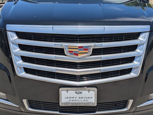 Used 2019 Cadillac Escalade Luxury AWD/4WD image 10