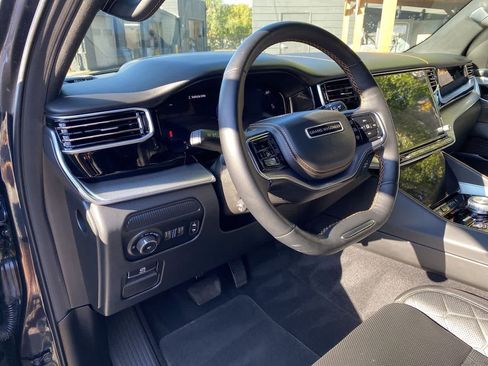 Used 2023 Jeep Grand Wagoneer Series III AWD/4WD image 2