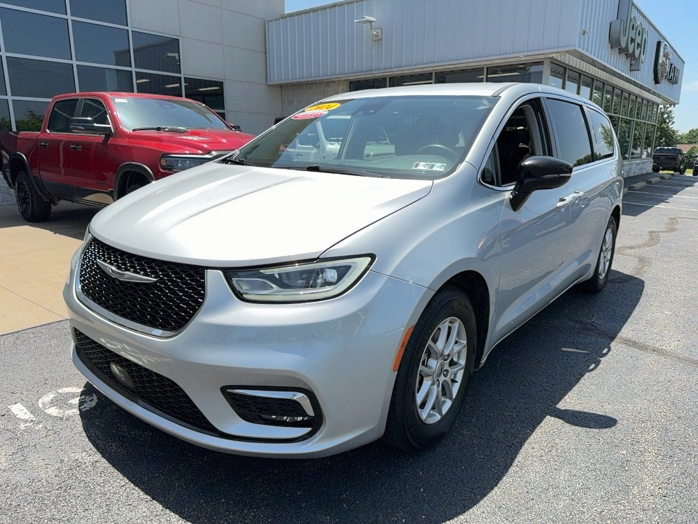 Certified 2024 Chrysler Pacifica Touring-L FWD image 2