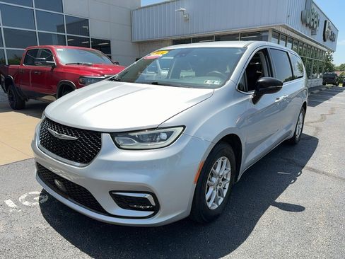 Certified 2024 Chrysler Pacifica Touring-L FWD image 2