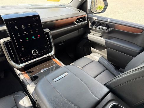 Used 2025 GMC Yukon XL Denali AWD/4WD image 27
