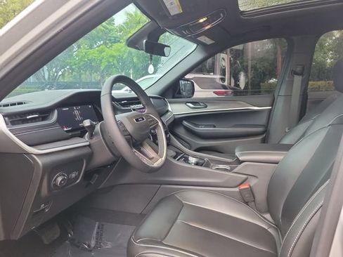 Used 2025 Jeep Grand Cherokee Limited RWD image 11
