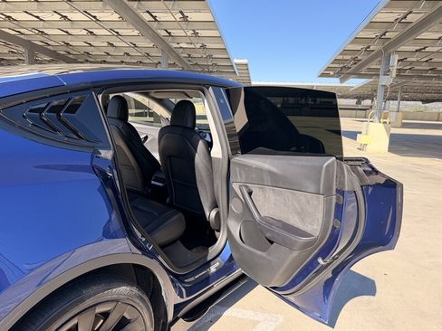 Used 2022 Tesla Model Y Long Range AWD/4WD image 29