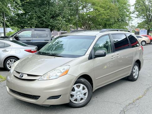 Used 2008 Toyota Sienna LE FWD image 2
