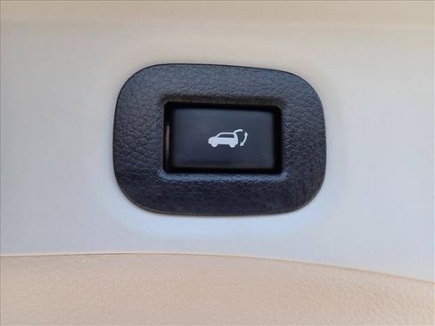 Used 2016 Nissan Rogue SV w/ SV Premium Package AWD/4WD image 9