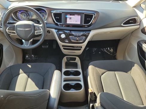 Used 2022 Chrysler Voyager LX FWD image 13