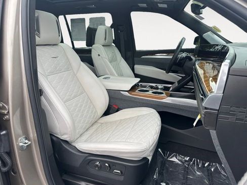 Certified 2025 Cadillac Escalade ESV Premium Luxury Platinum AWD/4WD image 18