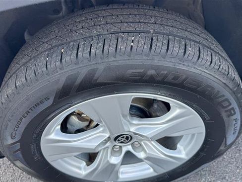 Used 2021 Toyota RAV4 XLE AWD/4WD image 27
