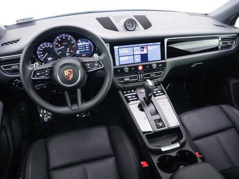 Certified 2025 Porsche Macan image 17