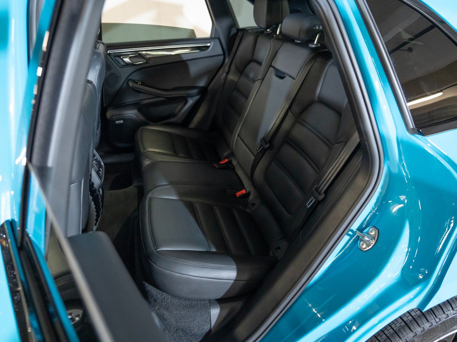 Certified 2023 Porsche Macan AWD/4WD image 25