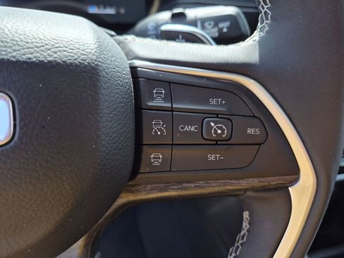 Used 2025 Jeep Grand Cherokee Limited AWD/4WD image 18