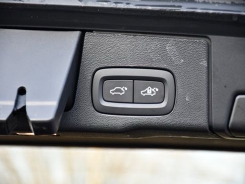 Certified 2025 Volvo XC60 B5 Plus image 25