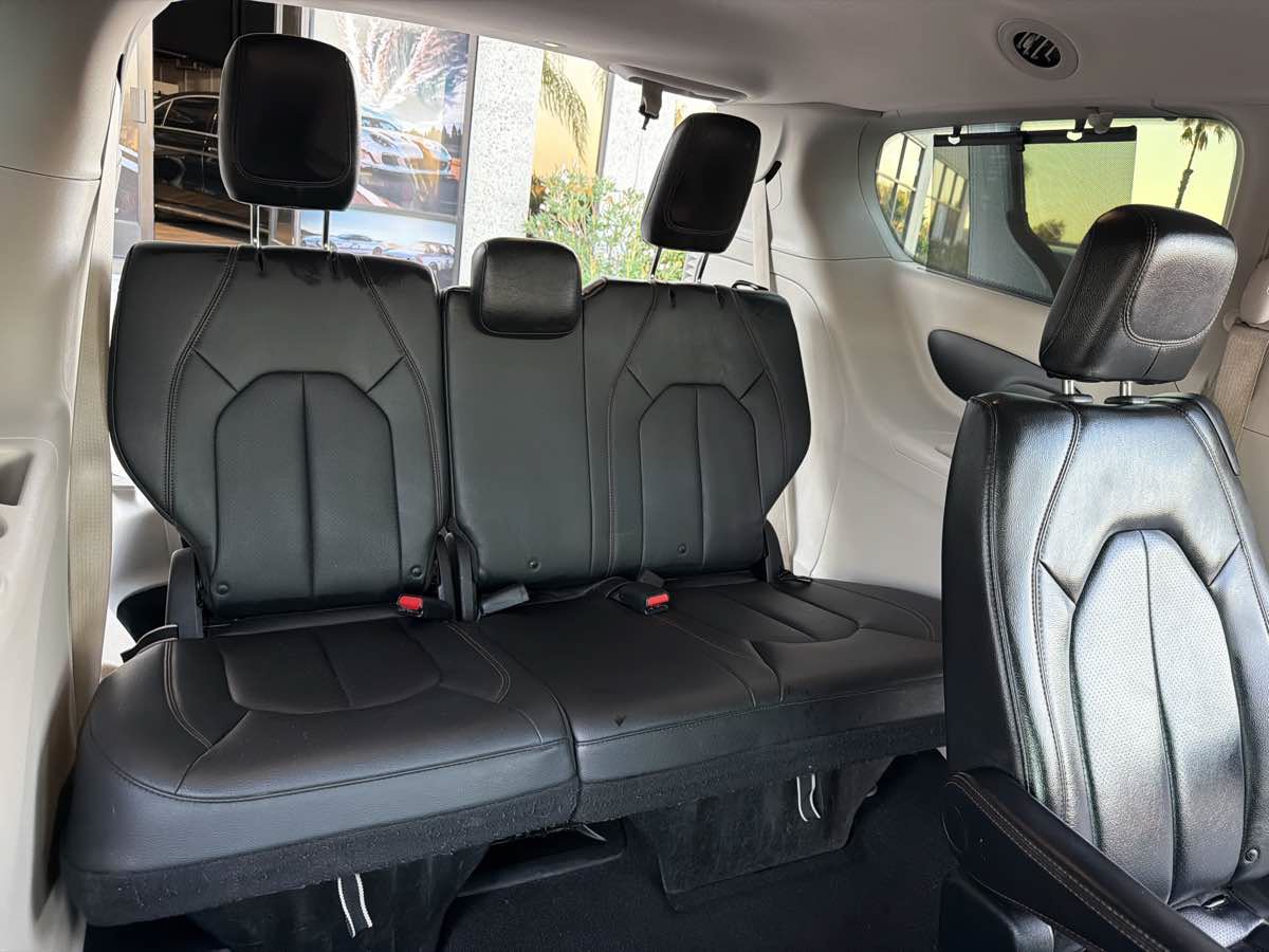 Used 2019 Chrysler Pacifica Touring-L FWD image 23