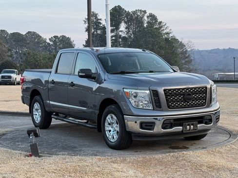 Used 2019 Nissan Titan SV w/ SV Convenience Package image 8