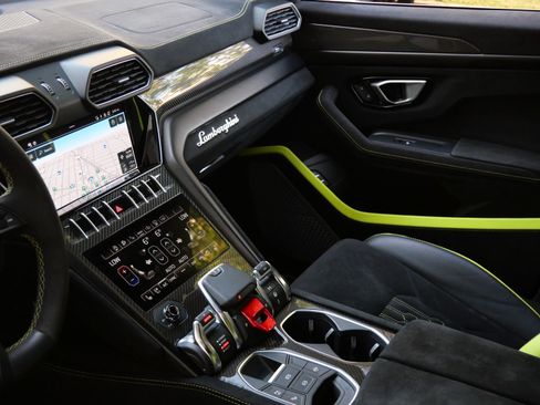 Used 2024 Lamborghini Urus Performante AWD/4WD image 30