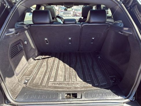 Used 2019 Land Rover Range Rover Evoque SE Premium image 13