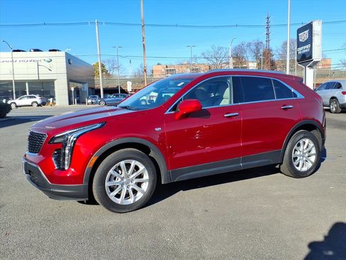 Certified 2023 Cadillac XT4 Luxury w/ Cold Weather Package image 8