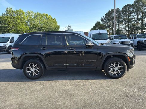 Used 2025 Jeep Grand Cherokee Limited RWD image 3