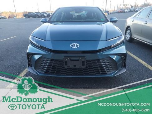 Used 2025 Toyota Camry SE w/ Convenience Package image 2