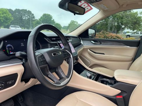 Used 2022 Jeep Grand Cherokee L Limited AWD/4WD image 9