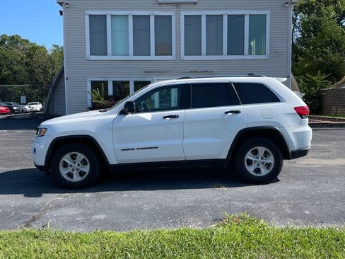 Used 2017 Jeep Grand Cherokee Laredo w/ Quick Order Package 23E AWD/4WD image 2