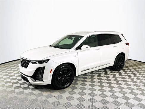 Used 2022 Cadillac XT6 Premium Luxury image 3