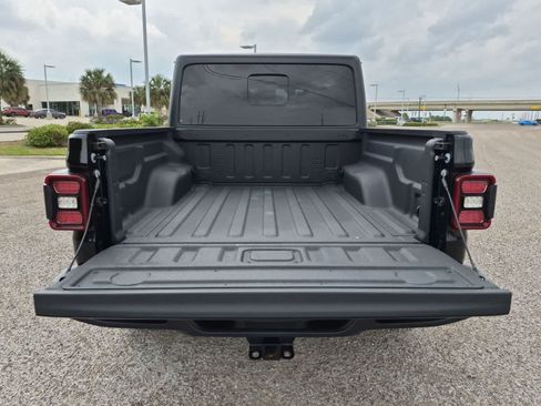 Used 2025 Jeep Gladiator Mojave AWD/4WD image 24