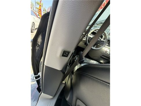 Used 2018 Chrysler Pacifica Limited FWD image 21