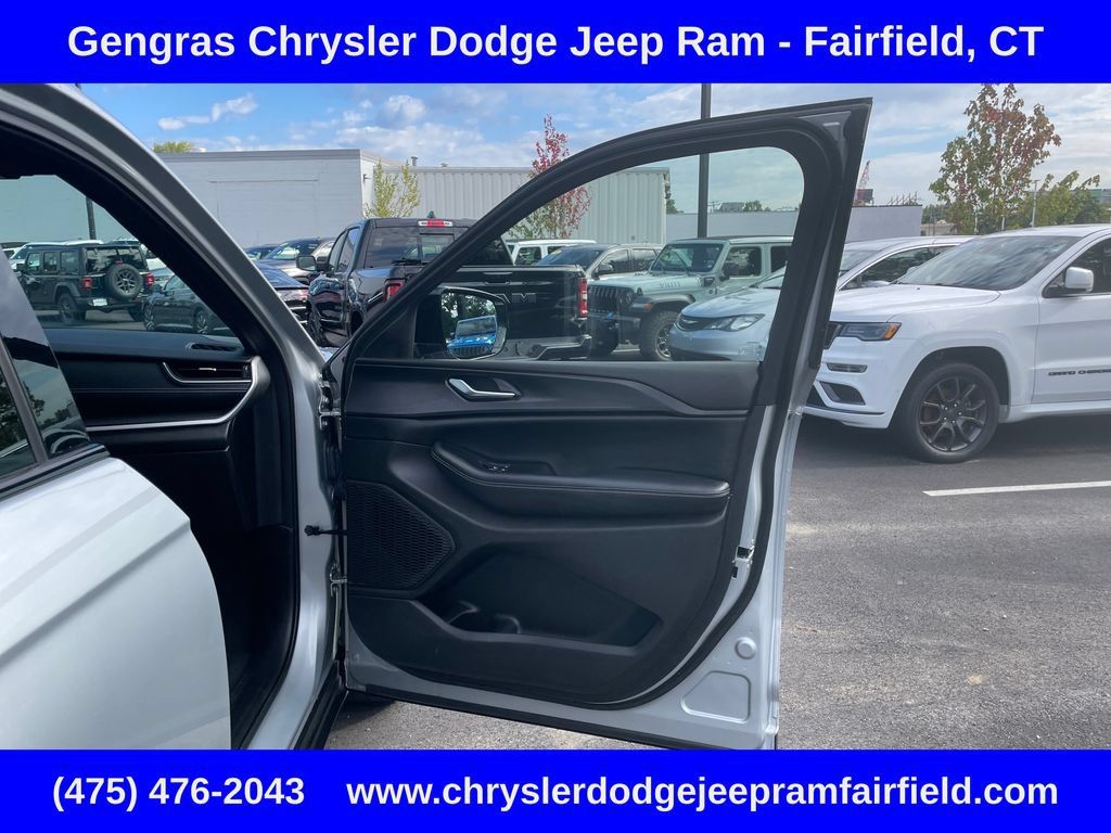 Used 2023 Jeep Grand Cherokee L Altitude AWD/4WD image 18