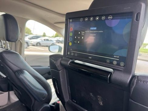 Used 2021 Chrysler Pacifica Touring-L w/ Uconnect Theater Family Group AWD/4WD image 17