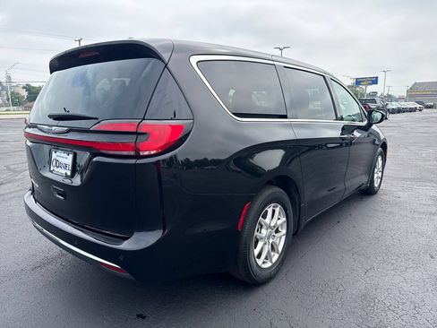 Used 2024 Chrysler Pacifica Touring-L FWD image 7