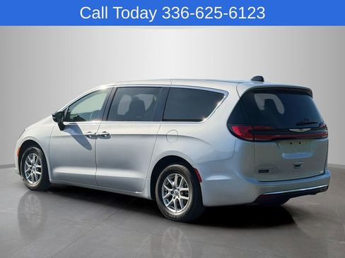 Used 2024 Chrysler Pacifica Touring-L FWD image 3