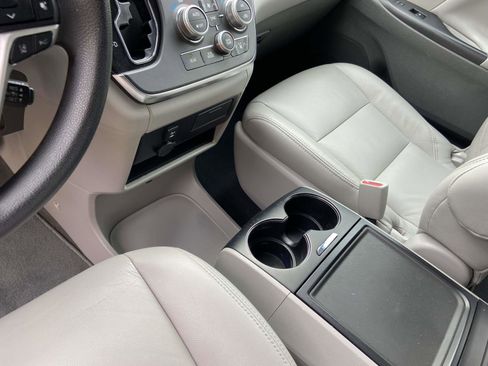 Used 2018 Toyota Sienna LE image 15